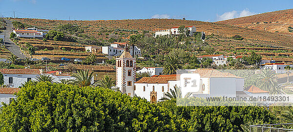 Blick auf die Iglesia de Santa Maria de Betancuria von einer Position oberhalb der Stadt  Betancuria  Fuerteventura  Kanarische Inseln  Spanien  Atlantik  Europa