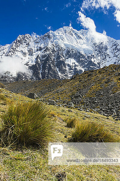 Schneebedeckte peruanische Berge vom Salkantay-Trek aus gesehen  Die Anden  Cusco  Peru  Südamerika