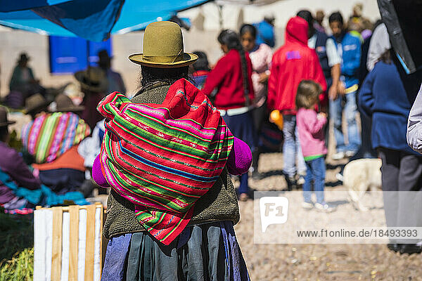 Peruanische Frau mit bunter Tasche auf dem Rücken  Pisaq-Markt  Heiliges Tal  Cusco  Peru  Südamerika