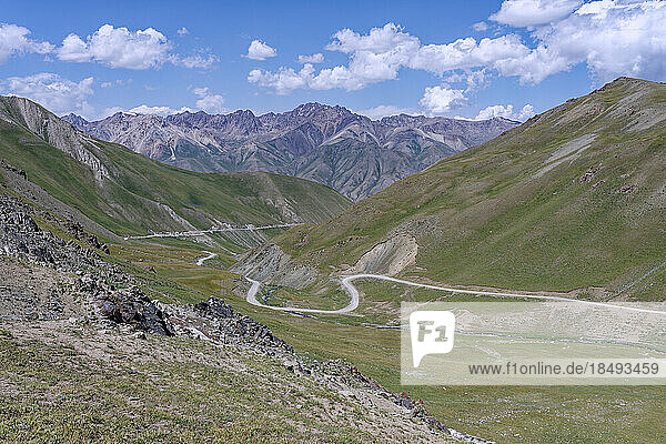 Hochgebirgspass und Berggipfel  Tuluk-Tal  Region Naryn  Kirgisistan  Zentralasien  Asien