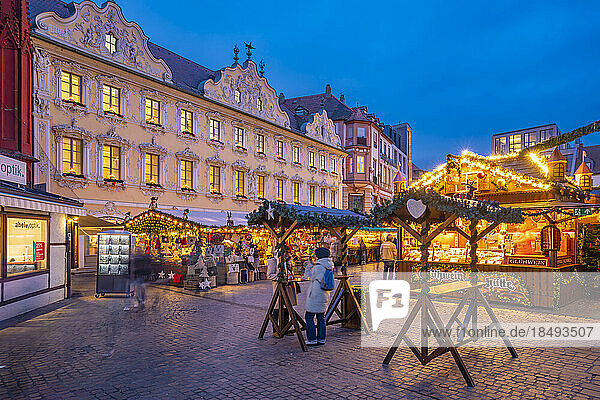 Blick auf Weihnachtsmarkt und Falkenhaus am Oberen Markt in der Abenddämmerung  Würzburg  Bayern  Deutschland  Europa