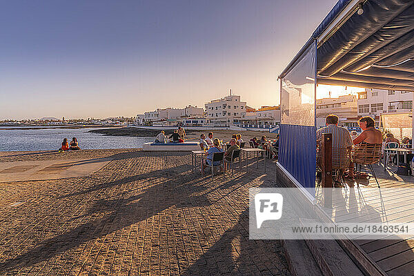 Blick auf Strand und Bars an einem sonnigen Tag  Corralejo  Fuerteventura  Kanarische Inseln  Spanien  Atlantik  Europa