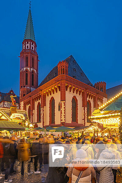 Blick auf den Weihnachtsmarkt auf dem Römerbergplatz in der Abenddämmerung  Frankfurt am Main  Hessen  Deutschland  Europa