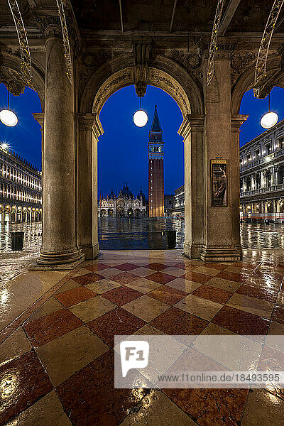 Markusplatz zur blauen Stunde mit Blick auf den Glockenturm Campanile  San Marco  Venedig  UNESCO-Weltkulturerbe  Venetien  Italien  Europa