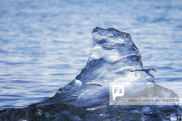 Detail von Eis gegen Meer  Diamantstrand in der Nähe der Gletscherlagune Jokulsarlon  Island  Polarregionen