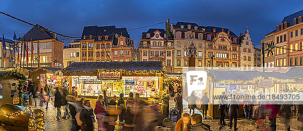 View of Christmas Market in Domplatz  Mainz  Rhineland-Palatinate  Germany  Europe
