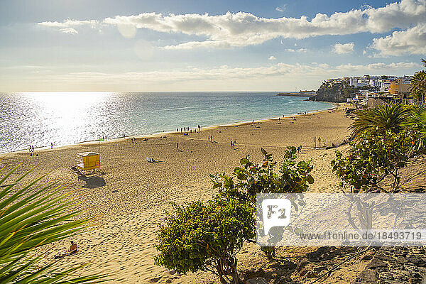 Blick auf den Strand Playa del Matorral und die Stadt  Morro Jable  Fuerteventura  Kanarische Inseln  Spanien  Atlantik  Europa