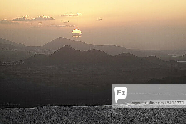 Sonnenuntergang über den vulkanischen Hügeln von Lanzarote  Kanarische Inseln  Spanien  Atlantik  Europa