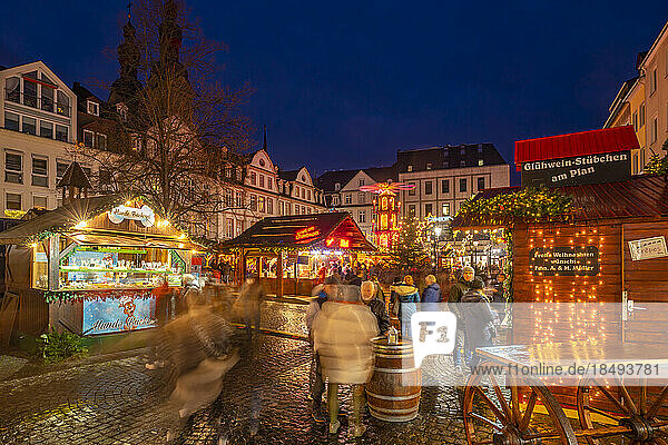 Blick auf den Weihnachtsmarkt am Brunnen Am Plan in der historischen Altstadt  Koblenz  Rheinland-Pfalz  Deutschland  Europa