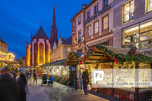 Blick auf den Weihnachtsmarkt und Maria Chappel auf dem Oberen Markt in der Abenddämmerung  Würzburg  Bayern  Deutschland  Europa