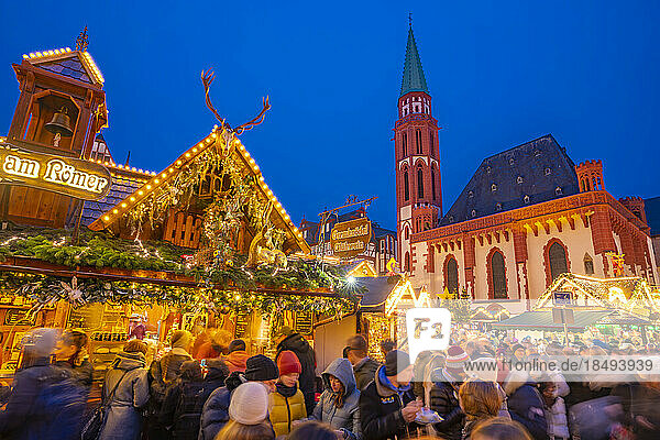 Blick auf den Weihnachtsmarkt auf dem Römerbergplatz in der Abenddämmerung  Frankfurt am Main  Hessen  Deutschland  Europa