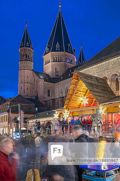 View of Christmas Market and Cathedral in Domplatz  Mainz  Rhineland-Palatinate  Germany  Europe