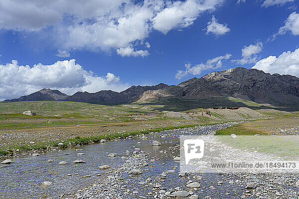Berglandschaft  Tian Shan-Gebirge an der chinesischen Grenze  Provinz Naryn  Kirgisistan  Zentralasien  Asien