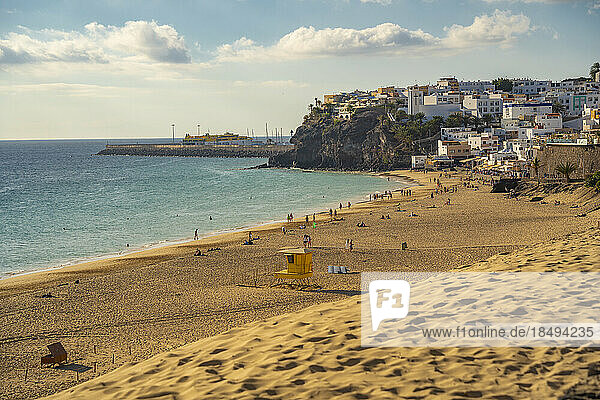 Blick auf den Strand Playa del Matorral und die Stadt  Morro Jable  Fuerteventura  Kanarische Inseln  Spanien  Atlantik  Europa