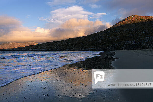 Luskentyre Strand bei Sonnenuntergang  Isle of Harris  Äußere Hebriden  Schottland  Vereinigtes Königreich  Europa