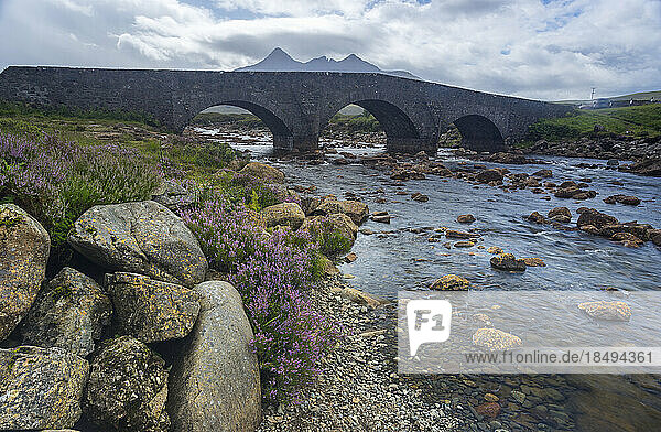 Sligachan Old Bridge und Cuillin Hills  Isle of Skye  Innere Hebriden  Schottland  Vereinigtes Königreich  Europa