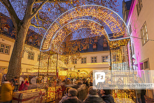 Blick auf den Weihnachtsmarkt auf dem Willi-Horter-Platz im historischen Stadtzentrum zu Weihnachten  Koblenz  Rheinland-Pfalz  Deutschland  Europa