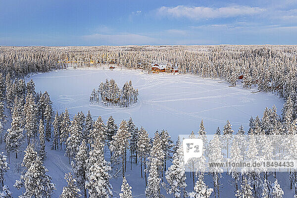 Luftaufnahme eines touristischen Wintersportortes im schneebedeckten Wald und dem zugefrorenen See in Kangos  Pajala  Norrbotten  Norrland  Lappland  Schweden  Skandinavien  Europa