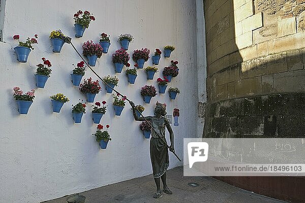 Bronzeskulptur  Frau gießt Topfpflanzen  Cordoba  Andalusien  Spanien  Europa