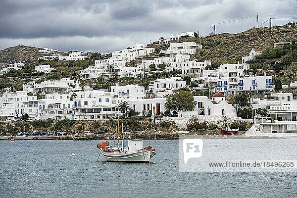 Alter Hafen von Mykonos mit buntem Fischerboot  weiße kykladische Häuser  Mykonos Stadt  Mykonos  Kykladen  Griechenland  Europa