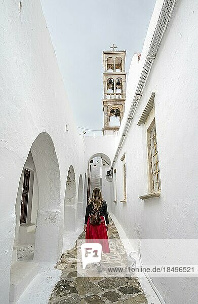 Touristin mit rotem Rock  hinten Glockenturm  Kloster Panagia Tourliani  Ano Mera  Mykonos  Kykladen  Griechenland  Europa