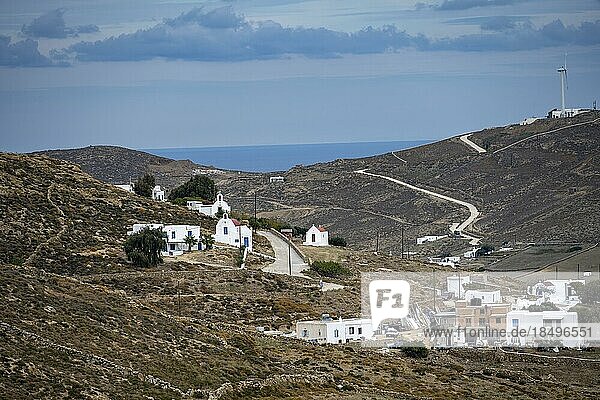 Ausblick über steinige trockene Hügellandschaft der Insel Mykonos mit weißen kykladischen Häusern  Mykonos  Kykladen  Griechenland  Europa