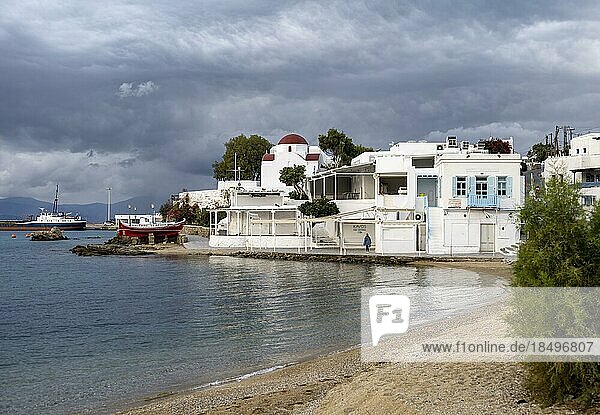 Strand Paralia Choras Mikonou  weiße kykladische Häuser von Mykonos Stadt  Mykonos  Kykladen  Griechenland  Europa