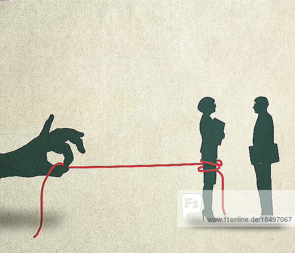 Hand zieht an einem Seil  das um eine Geschäftsfrau gebunden ist  die mit einem Geschäftsmann spricht