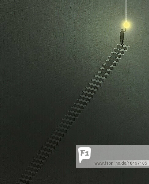 Mann schaltet Licht am oberen Ende einer langen Treppe ein