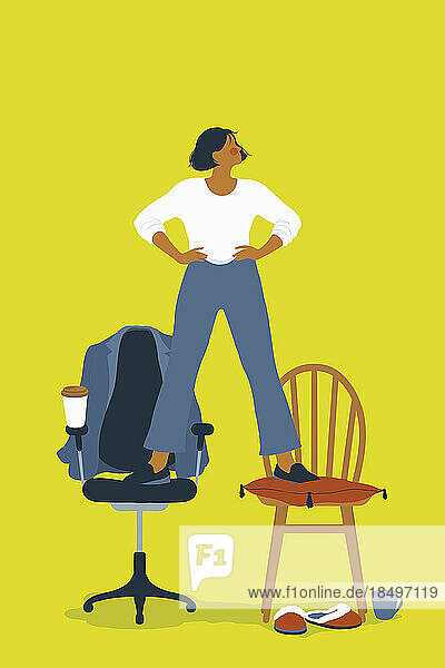 Geschäftsfrau steht zwischen Haus- und Bürostuhl
