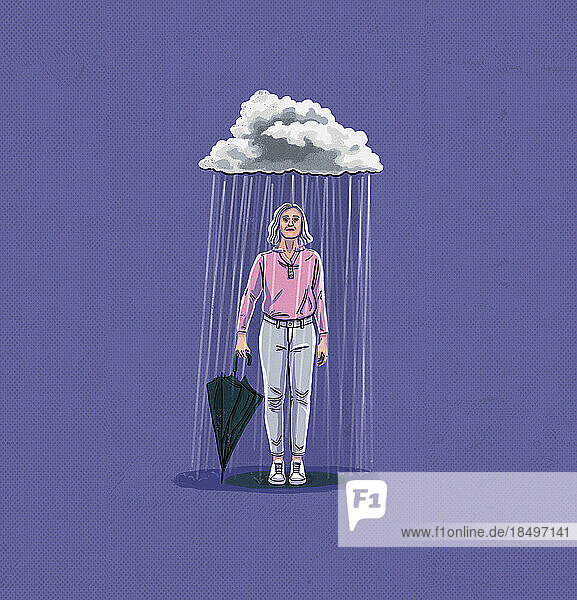 Frau steht mit geschlossenem Regenschirm unter einer Regenwolke