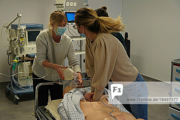Resuscitation training on a dummy: cardiac massage and respiratory support. Various health professionals are trained in the evolution of practices  care and emergency procedures within the Faculty of Medicine of Montpellier. They must work on serious cases of daily life faithfully reproduced on a SimMan dummy. Here  respiratory arrest on a man in his forties. Attempt to resuscitate using defibrillator  AED  cardiac massage and respiratory support.