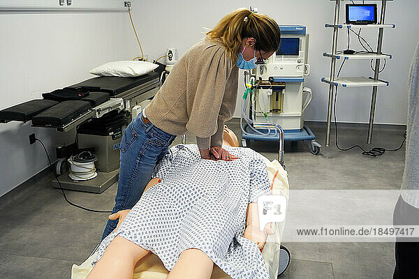 Resuscitation training on a dummy: cardiac massage. Various health professionals are trained in the evolution of practices  care and emergency procedures within the Faculty of Medicine of Montpellier. They must work on serious cases of daily life faithfully reproduced on a SimMan dummy. Here  respiratory arrest on a man in his forties. Attempt to resuscitate with cardiac massage.