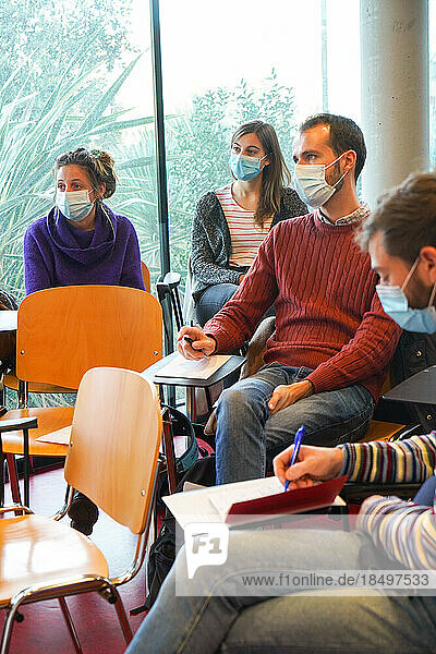 Emergency medicine students attends a circumstantial emergency simulation course led by two emergency physicians. Debriefing after a simulation session.
