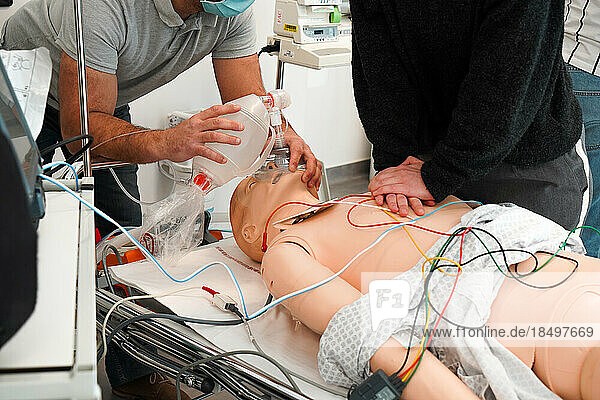 For two days  nurses and emergency nurses undergo training at the Montpellier School of Medicine on emergency procedures and resuscitation. Simulation session on a SimMan dummy. Cardiac massage and installation of a defibrillator. During cardiac massage  artificial respiration is performed using a BAVU.