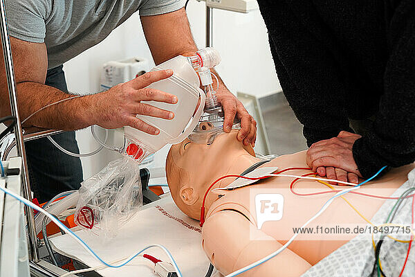 For two days  nurses and emergency nurses undergo training at the Montpellier School of Medicine on emergency procedures and resuscitation. Simulation session on a SimMan dummy. Cardiac massage and installation of a defibrillator. During cardiac massage  artificial respiration is performed using a BAVU.