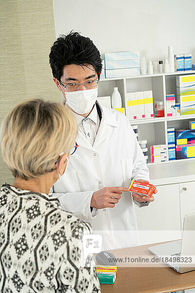 Explanation of a pharmacist on a drug (Ibuprofen) to a client.
