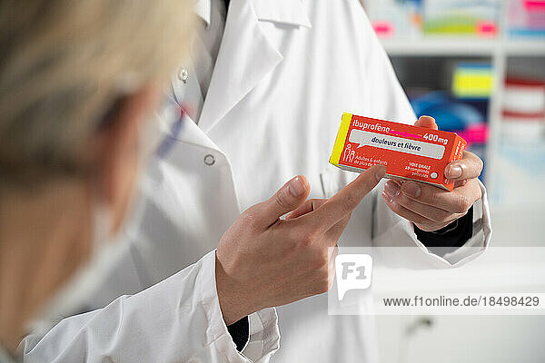 Explanation of a pharmacist on a drug (Ibuprofen) to a client.