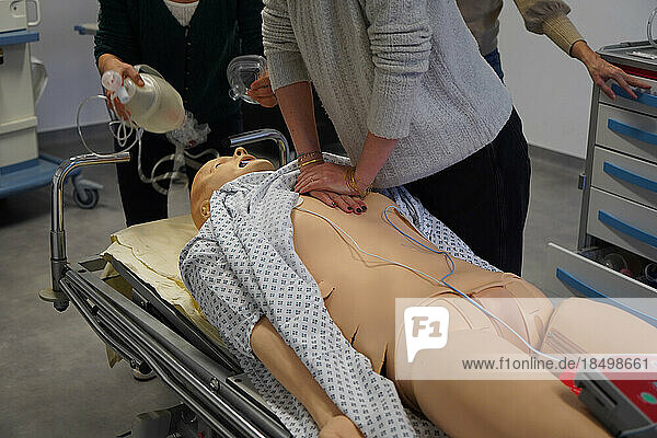 Resuscitation training on a dummy: cardiac massage and respiratory support. Various health professionals are trained in the evolution of practices  care and emergency procedures within the Faculty of Medicine of Montpellier. They must work on serious cases of daily life faithfully reproduced on a SimMan dummy. Here  respiratory arrest on a man in his forties. Resuscitation attempted with cardiac massage and respiratory support.