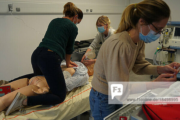 Resuscitation training on a dummy: cardiac massage and respiratory support. Various health professionals are trained in the evolution of practices  care and emergency procedures within the Faculty of Medicine of Montpellier. They must work on serious cases of daily life faithfully reproduced on a SimMan dummy. Here  respiratory arrest on a man in his forties. Attempt to resuscitate using defibrillator  AED  cardiac massage and respiratory support.