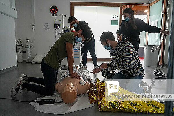 Emergency medicine students attends a circumstantial emergency simulation course led by two emergency physicians. In this case  the students will have to find the right gestures to revive a man victim of a drowning in hypothermia. A cardiac message is sent.