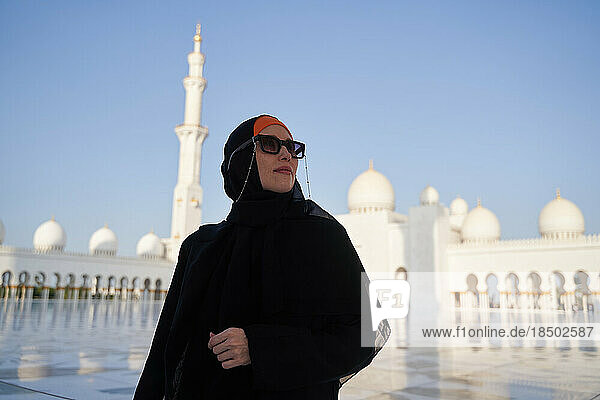 European woman is wearing women's arab national clothes in mosque.