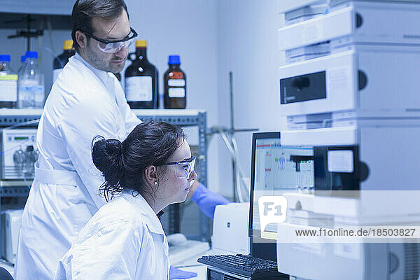 Young scientists working in a laboratory  Freiburg Im Breisgau  Baden-wuerttemberg  Germany