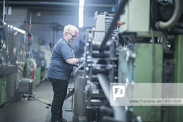 Woman working in the steel wool cleaner industry  Lahr  Baden-Wuerttemberg  Germany