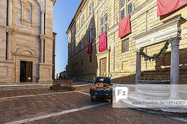 Italien  Toskana  Pienza  Piaggio-Affe parkt vor der Fontana del Palazzo Piccolomini
