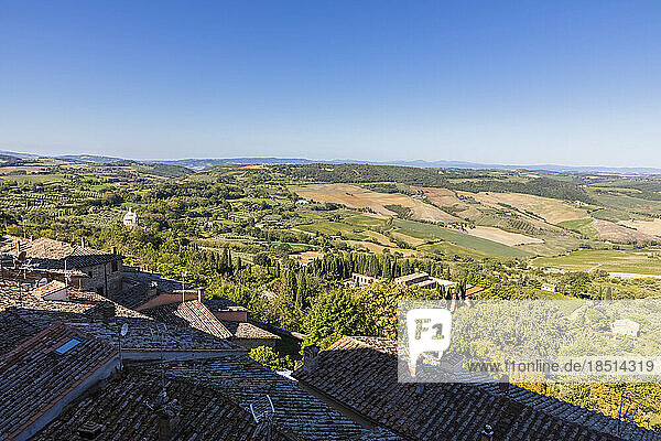 Italien  Toskana  Montepulciano  ländliche Landschaft vom Dach eines mittelalterlichen Stadthauses aus gesehen