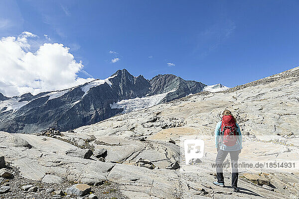 Frau trägt Rucksack beim Wandern an einem sonnigen Tag  Kärnten  Österreich
