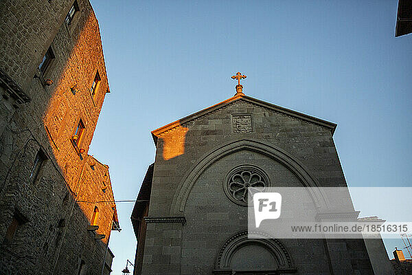 Italien  Latium  Viterbo  Außenansicht der Kirche Chiesa di San Pellegrino in der Abenddämmerung