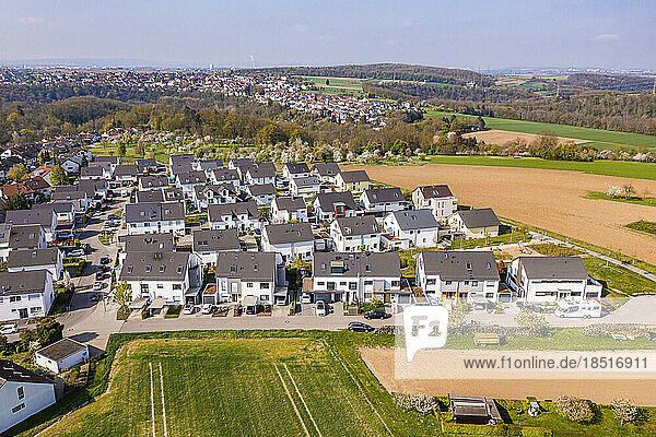 Deutschland  Baden-Württemberg  Waiblingen  Luftaufnahme eines modernen Entwicklungsgebiets im Frühling