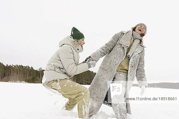 Freunde haben Spaß miteinander im Schnee